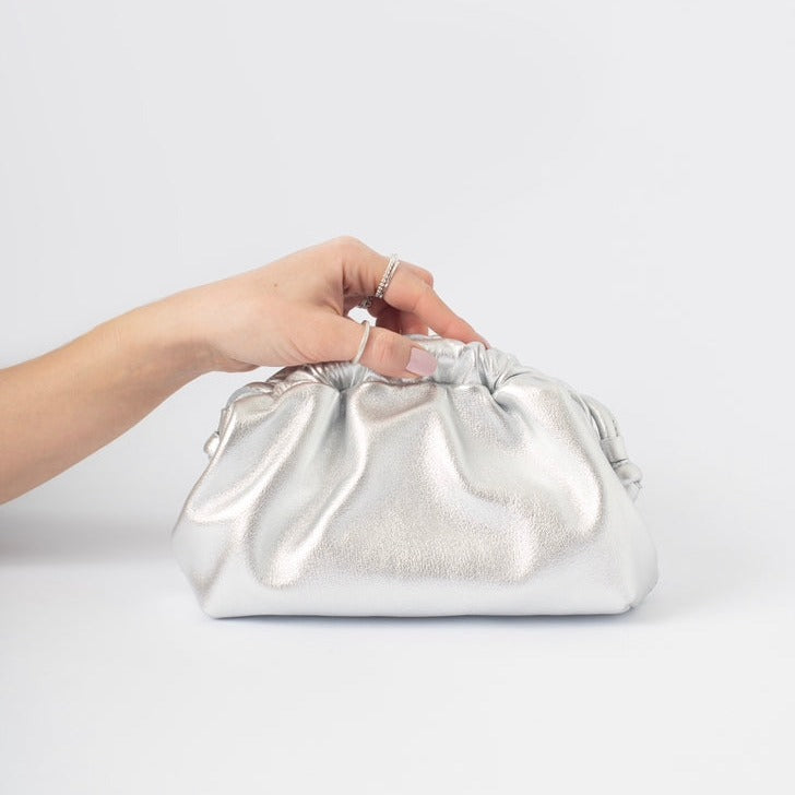 Cartera Petit Gardenia Plateada ( PRE ORDER)