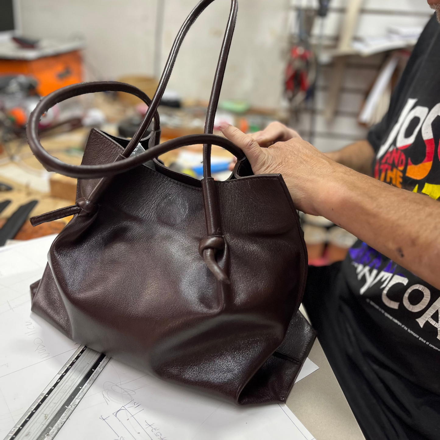 PRE ORDER Cartera Camelia Chocolate