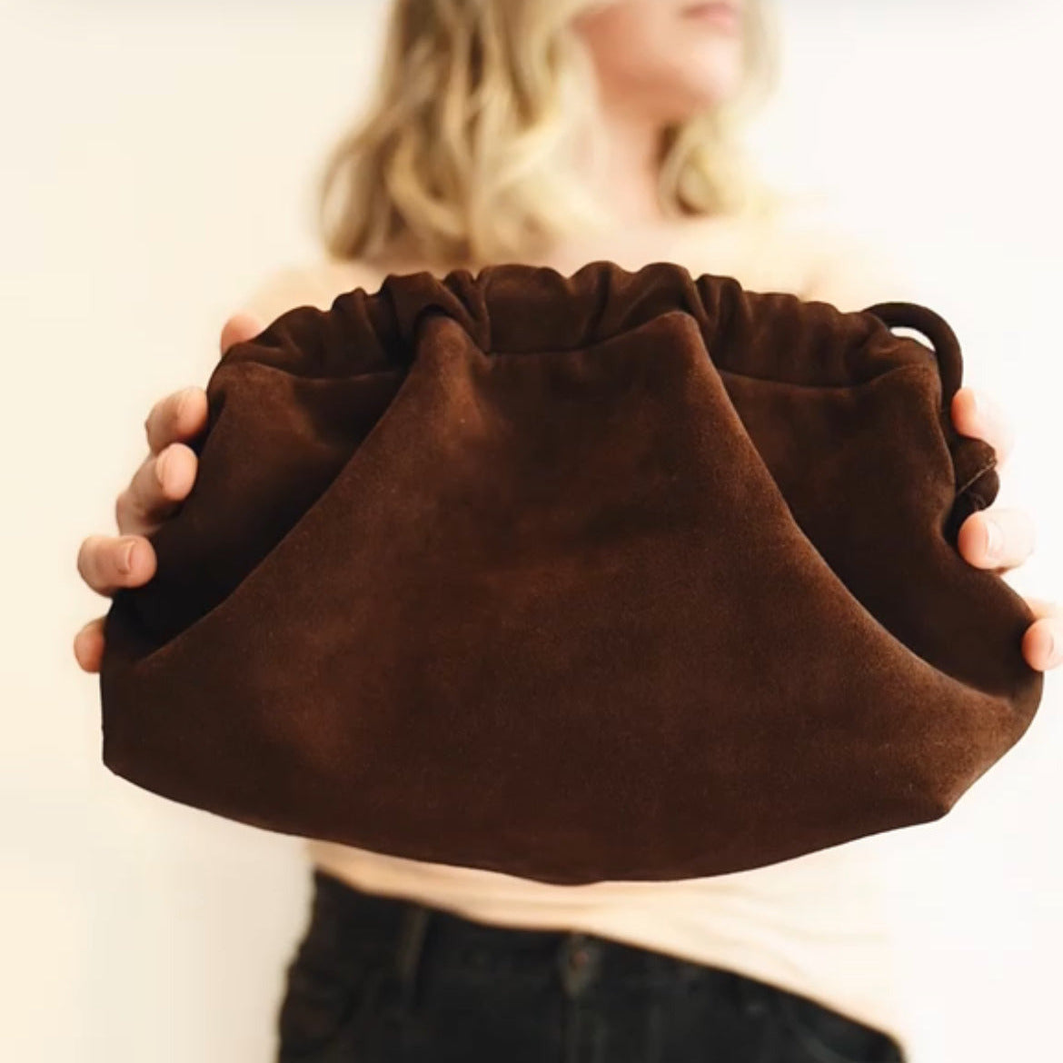 Cartera Gardenia gamuza chocolate