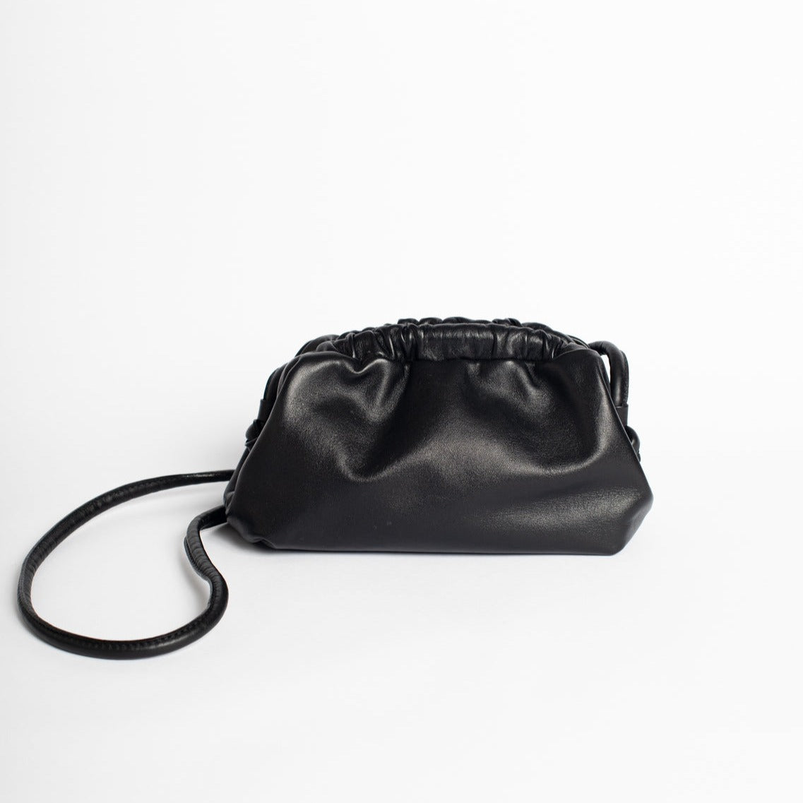 Cartera Petit Gardenia Cuero Negro Liso