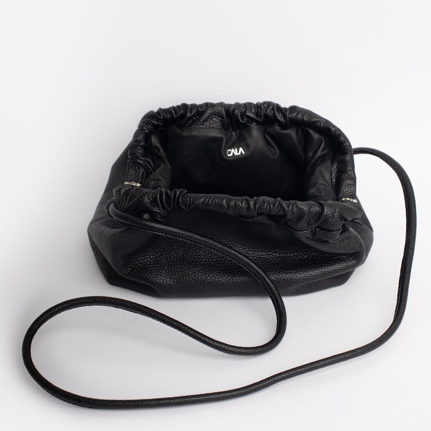 Cartera Gardenia cuero negro graneado